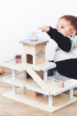 mamabrum Holzparkplatz mit 3 Ebenen und Hubschrauberlandeplatz Деревянная трехуровневая парковка с вертолетной площадкой.