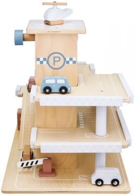 mamabrum Holzparkplatz mit 3 Ebenen und Hubschrauberlandeplatz Деревянная трехуровневая парковка с вертолетной площадкой.