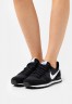Nike Sportswear INTERNATIONALIST Sneaker low black/white/dark smoke grey INTERNATIONALIST Низкие кроссовки женские черный/белый/темно-серый дым
