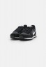 Nike Sportswear INTERNATIONALIST Sneaker low black/white/dark smoke grey INTERNATIONALIST Низкие кроссовки женские черный/белый/темно-серый дым