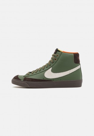 Nike Sportswear BLAZER MID 77 VNTG FF UNISEX Sneaker high army olive/summit white/campfire orange/dark brown/brown BLAZER MID 77 VNTG FF UNISEX Высокие кроссовки женские армейский оливковый/саммит белый/оранжевый у костра/темно-коричневый/коричневый