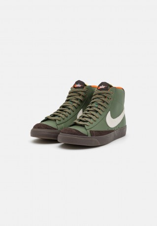 Nike Sportswear BLAZER MID 77 VNTG FF UNISEX Sneaker high army olive/summit white/campfire orange/dark brown/brown BLAZER MID 77 VNTG FF UNISEX Высокие кроссовки женские армейский оливковый/саммит белый/оранжевый у костра/темно-коричневый/коричневый
