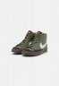 Nike Sportswear BLAZER MID 77 VNTG FF UNISEX Sneaker high army olive/summit white/campfire orange/dark brown/brown BLAZER MID 77 VNTG FF UNISEX Высокие кроссовки женские армейский оливковый/саммит белый/оранжевый у костра/темно-коричневый/коричневый