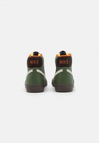 Nike Sportswear BLAZER MID 77 VNTG FF UNISEX Sneaker high army olive/summit white/campfire orange/dark brown/brown BLAZER MID 77 VNTG FF UNISEX Высокие кроссовки женские армейский оливковый/саммит белый/оранжевый у костра/темно-коричневый/коричневый