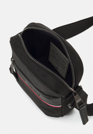 Tommy Hilfiger 1985 MINI REPORTER UNISEX Across body bag black 1985 MINI REPORTER UNISEX — Сумка через плечо черный