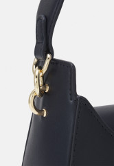 Tommy Hilfiger CHAIN SHOULDER BAG Handbag desert sky СУМКА НА ПЛЕЧО С ЦЕПОЧКОЙ Сумка небо пустыни