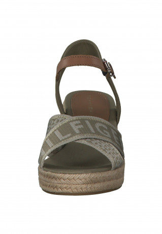 Tommy Hilfiger ESSENTIAL  Trainers kaki ESSENTIAL Кроссовки хаки