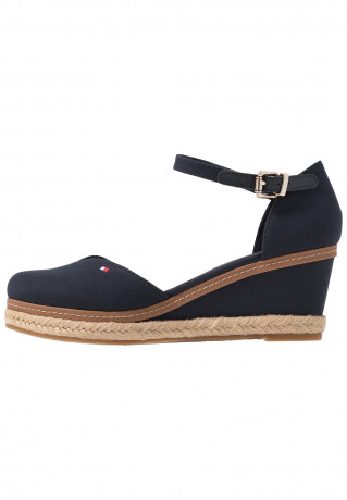 Tommy Hilfiger BASIC CLOSED TOE MID WEDGE Wedges desert sky БАЗОВЫЙ ЗАКРЫТЫЙ НОСОК СРЕДНЯЯ СТАТЬЯ Танкетка небо пустыни