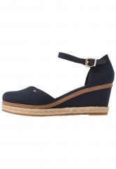 Tommy Hilfiger BASIC CLOSED TOE MID WEDGE Wedges desert sky БАЗОВЫЙ ЗАКРЫТЫЙ НОСОК СРЕДНЯЯ СТАТЬЯ Танкетка небо пустыни