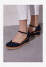 Tommy Hilfiger BASIC CLOSED TOE MID WEDGE Wedges desert sky БАЗОВЫЙ ЗАКРЫТЫЙ НОСОК СРЕДНЯЯ СТАТЬЯ Танкетка небо пустыни
