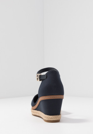 Tommy Hilfiger BASIC CLOSED TOE MID WEDGE Wedges desert sky БАЗОВЫЙ ЗАКРЫТЫЙ НОСОК СРЕДНЯЯ СТАТЬЯ Танкетка небо пустыни