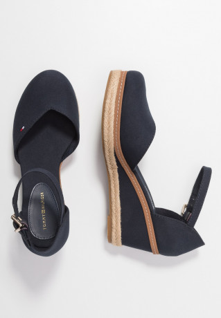 Tommy Hilfiger BASIC CLOSED TOE MID WEDGE Wedges desert sky БАЗОВЫЙ ЗАКРЫТЫЙ НОСОК СРЕДНЯЯ СТАТЬЯ Танкетка небо пустыни