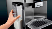 SIEMENS SIEMENS Kaffeevollautomat EQ.9 s300 TI923509DE, schwarz/Edelstahl, extra leise, autom. Milchsystem-Reinigung, bis zu 6 Profile  Плностью автоматическая кофемашина SIEMENS EQ.9 s300 TI923509DE, черный/нержавеющая сталь, особо тихая, автоматическая.