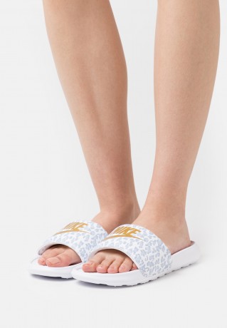 Nike Sportswear VICTORI ONE SLIDE Pantolette flach white/wolf grey/pure platinum/metallic gold VICTORI ONE SLIDE Мюли на плоской подошве белый/серый волк/чистая платина/золотой металлик