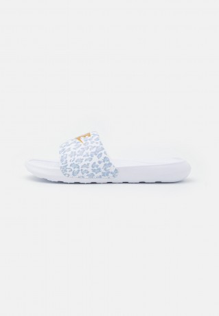 Nike Sportswear VICTORI ONE SLIDE Pantolette flach white/wolf grey/pure platinum/metallic gold VICTORI ONE SLIDE Мюли на плоской подошве белый/серый волк/чистая платина/золотой металлик