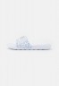 Nike Sportswear VICTORI ONE SLIDE Pantolette flach white/wolf grey/pure platinum/metallic gold VICTORI ONE SLIDE Мюли на плоской подошве белый/серый волк/чистая платина/золотой металлик