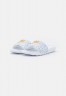Nike Sportswear VICTORI ONE SLIDE Pantolette flach white/wolf grey/pure platinum/metallic gold VICTORI ONE SLIDE Мюли на плоской подошве белый/серый волк/чистая платина/золотой металлик