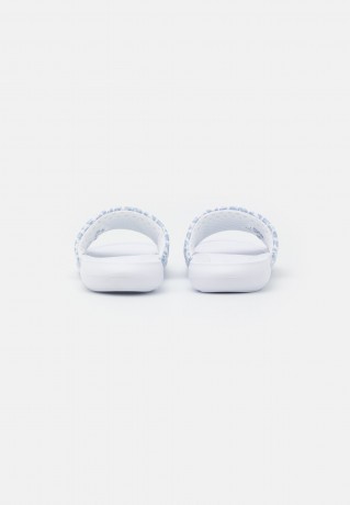 Nike Sportswear VICTORI ONE SLIDE Pantolette flach white/wolf grey/pure platinum/metallic gold VICTORI ONE SLIDE Мюли на плоской подошве белый/серый волк/чистая платина/золотой металлик