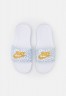 Nike Sportswear VICTORI ONE SLIDE Pantolette flach white/wolf grey/pure platinum/metallic gold VICTORI ONE SLIDE Мюли на плоской подошве белый/серый волк/чистая платина/золотой металлик