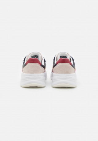 Tommy Hilfiger CHUNKY EMBOSSED RUNNER Trainers space blue CHUNKY EMBOSSED RUNNER Кроссовки космический синий