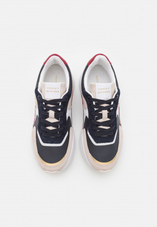 Tommy Hilfiger CHUNKY EMBOSSED RUNNER Trainers space blue CHUNKY EMBOSSED RUNNER Кроссовки космический синий