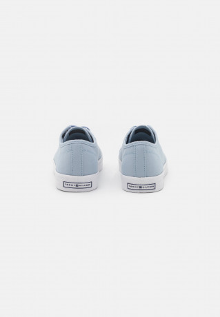 Tommy Hilfiger ESSENTIAL  Trainers breezy blue ESSENTIAL Кроссовки свежий синий
