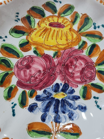 Тарелка винтажная декоративная Graf.E.DIP., Amano с яркими крупными цветами и фигурным краем, керамика, 19 см, Италия, 1960-70гг.