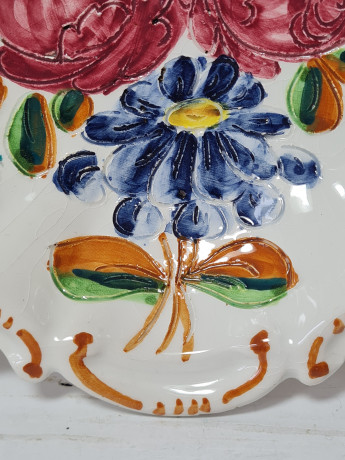 Тарелка винтажная декоративная Graf.E.DIP., Amano с яркими крупными цветами и фигурным краем, керамика, 19 см, Италия, 1960-70гг.