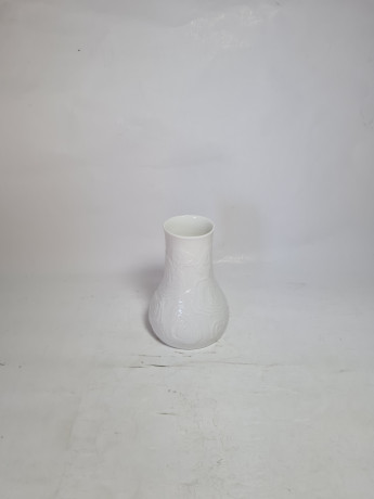 Ваза винтажная AK Kaiser, белая с объемным декором, фарфор, 13 см, Германия, 1970-80гг.