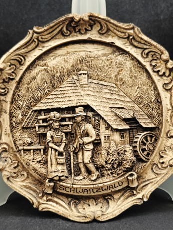 Панно декоративное винтажное Collectible Vtg. с изображением мужчины и женщины в Шварцвальде, резьба по дереву, 15 см, Германия, 1970-80гг.