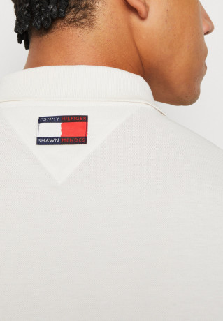 Tommy Hilfiger TOMMY HILFIGER X SHAWN MENDES POLO UNISEX Polo shirt weathered white TOMMY HILFIGER X SHAWN MENDES POLO UNISEX Рубашка поло выветрившийся белый