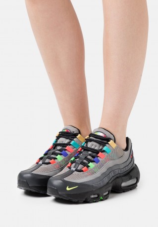 Nike Sportswear AIR MAX 95 Sneaker low light charcoal/university red/black AIR MAX 95 низкие кроссовки женские светло-угольный/университетский красный/черный