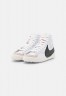 Nike Sportswear BLAZER MID #x27;77 JUMBO Sneaker high white/black/sail/team orange BLAZER MID #x27;77 JUMBO — Высокие кроссовки женские белый/черный/парус/командно-оранжевый