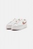 Nike Sportswear BLAZER LOW PLATFORM Sneaker low summit white/arctic orange/canyon rust/phantom BLAZER LOW PLATFORM Низкие кроссовки женские вершинный белый/арктический оранжевый/каньон ржавчины/фантом