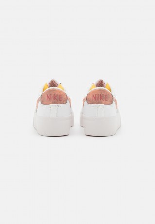 Nike Sportswear BLAZER LOW PLATFORM Sneaker low summit white/arctic orange/canyon rust/phantom BLAZER LOW PLATFORM Низкие кроссовки женские вершинный белый/арктический оранжевый/каньон ржавчины/фантом