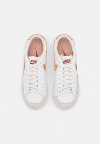 Nike Sportswear BLAZER LOW PLATFORM Sneaker low summit white/arctic orange/canyon rust/phantom BLAZER LOW PLATFORM Низкие кроссовки женские вершинный белый/арктический оранжевый/каньон ржавчины/фантом