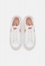 Nike Sportswear BLAZER LOW PLATFORM Sneaker low summit white/arctic orange/canyon rust/phantom BLAZER LOW PLATFORM Низкие кроссовки женские вершинный белый/арктический оранжевый/каньон ржавчины/фантом