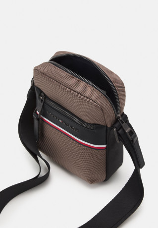 Tommy Hilfiger 1985 MINI REPORTER UNISEX Across body bag city taupe 1985 MINI REPORTER UNISEX — Сумка через плечо город серо-коричневый