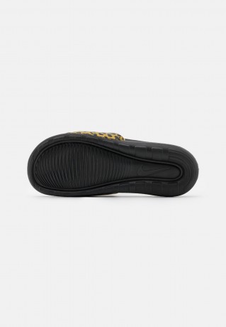 Nike Sportswear VICTORI ONE SLIDE Pantolette flach chutney/white/black VICTORI ONE SLIDE Мюли на плоской подошве чатни/белый/черный