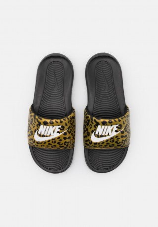 Nike Sportswear VICTORI ONE SLIDE Pantolette flach chutney/white/black VICTORI ONE SLIDE Мюли на плоской подошве чатни/белый/черный