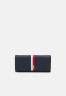 Tommy Hilfiger EMBLEM LARGE FLAP CORP Wallet space blue EMBLEM LARGE FLAP CORP Бумажник космический синий
