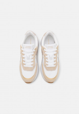 Tommy Hilfiger CHUNKY EMBOSSED RUNNER Trainers white CHUNKY EMBOSSED RUNNER Кроссовки белый