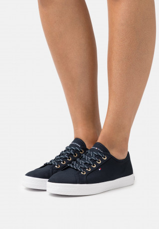 Tommy Hilfiger ESSENTIAL  Trainers desert sky ESSENTIAL Кроссовки небо пустыни