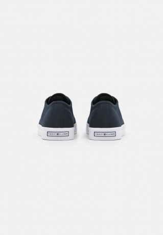 Tommy Hilfiger ESSENTIAL  Trainers desert sky ESSENTIAL Кроссовки небо пустыни