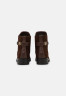 Tommy Hilfiger COIN FLAT BOOT Classic ankle boots chocolate COIN FLAT BOOT Классические ботильоны шоколад