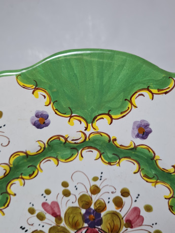 Тарелка винтажная декоративная Im Stil von Italy с округлым цветочным декором, в зеленовато-красных тонах, с фигурным краем, керамика, ручная роспись, 25.5 см, Италия, 1960-70гг.