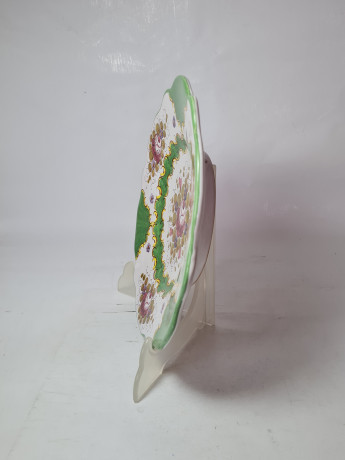 Тарелка винтажная декоративная Im Stil von Italy с округлым цветочным декором, в зеленовато-красных тонах, с фигурным краем, керамика, ручная роспись, 25.5 см, Италия, 1960-70гг.