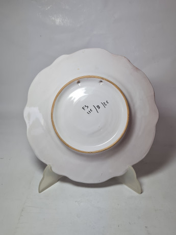 Тарелка винтажная декоративная Im Stil von Italy с округлым цветочным декором, в зеленовато-красных тонах, с фигурным краем, керамика, ручная роспись, 25.5 см, Италия, 1960-70гг.