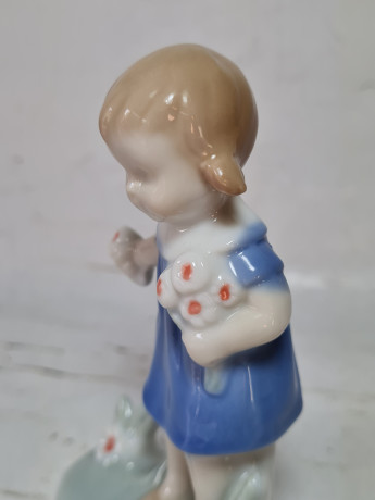 Статуэтка винтажная Lladro "Девочка с букетом цветов", фарфор, 12 x 7 см, Испания, 1960-70гг. 