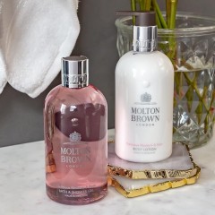 Molton Brown Delicius Rhubarb &amp; Rose Bath &amp; Shower Gel  Delicius Гель для ванн и душа с ревенем и розой